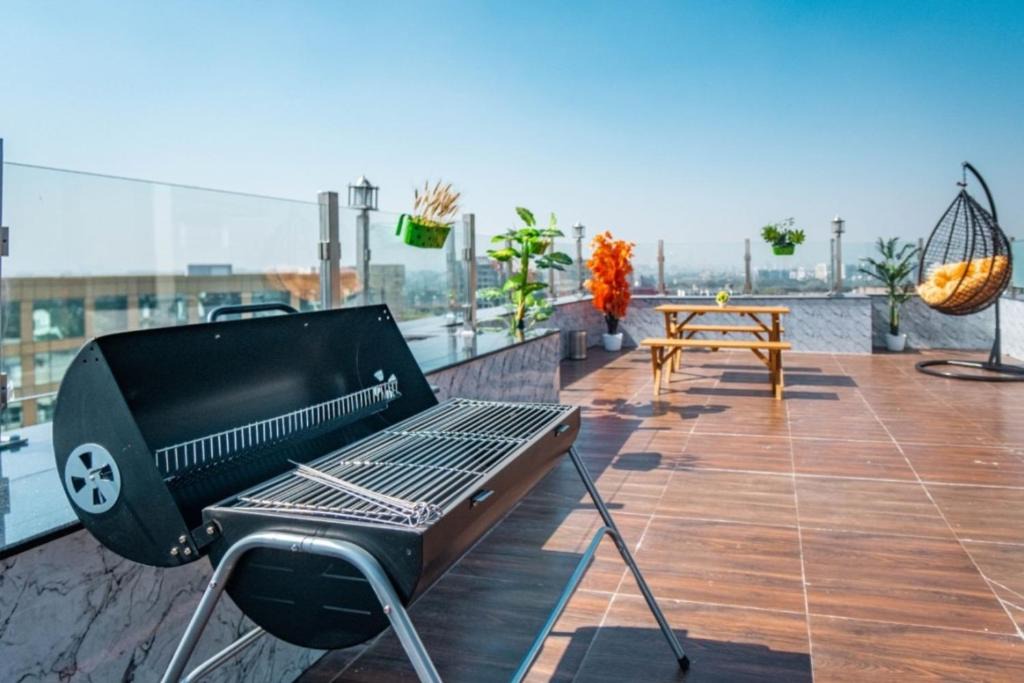 Mumbai Apartment | 3 Bedroom Luxury Apartment with Private Rooftop Andheri East