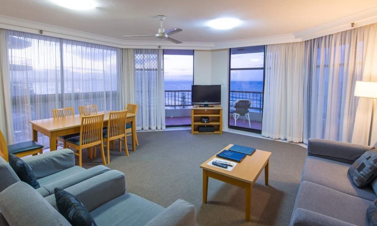 Coolangatta Resort | Absolute Beachfront Coolangatta Apart. sleep 6 avail. Dec. 26 -Jan. 9 2027