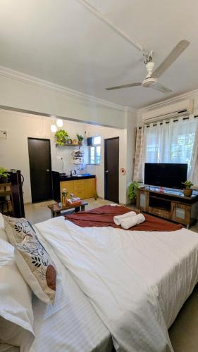 Mundhwa Apartment | Asthetic Private Studio with Balcony Smart TV WIFI Kichenette Wsahing Machine Iron
