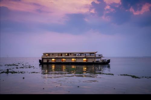 Aryad South Boat Rental | Cee Pee Houseboats
