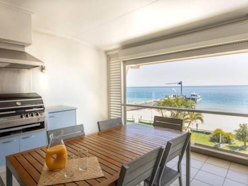 Brisbane Waterfront Apartment | Deep Blue 5
