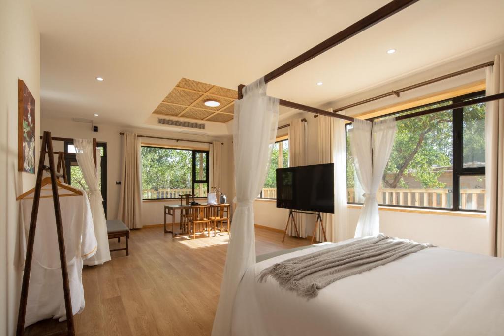 Mingsha Mountain and Crescent Spring Hotel | Dunhuang County Posthouse
