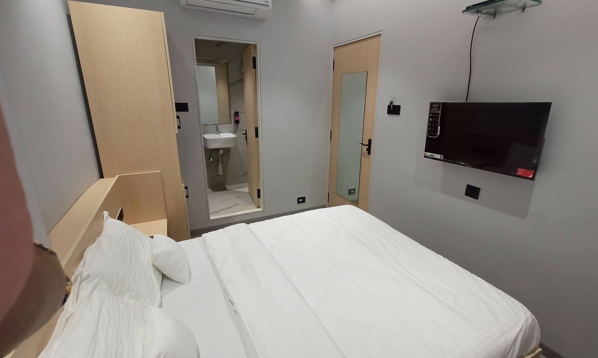 Goregaon West Hotel | Hotel Golden Suites - Near Nesco