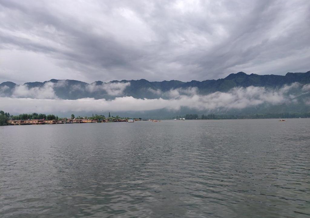 Dal Lake Hotel | houseboat star ruby snow view