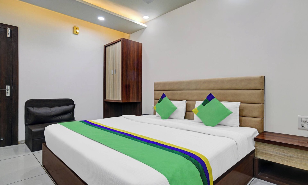 Surat Hotel | Itsy By Treebo - Ospite
