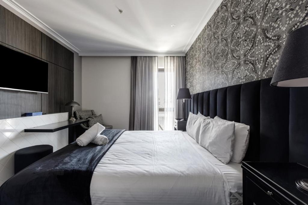 Chinatown Apartment | Modern Nomads Classic Styled King Studio with Indoor Pool