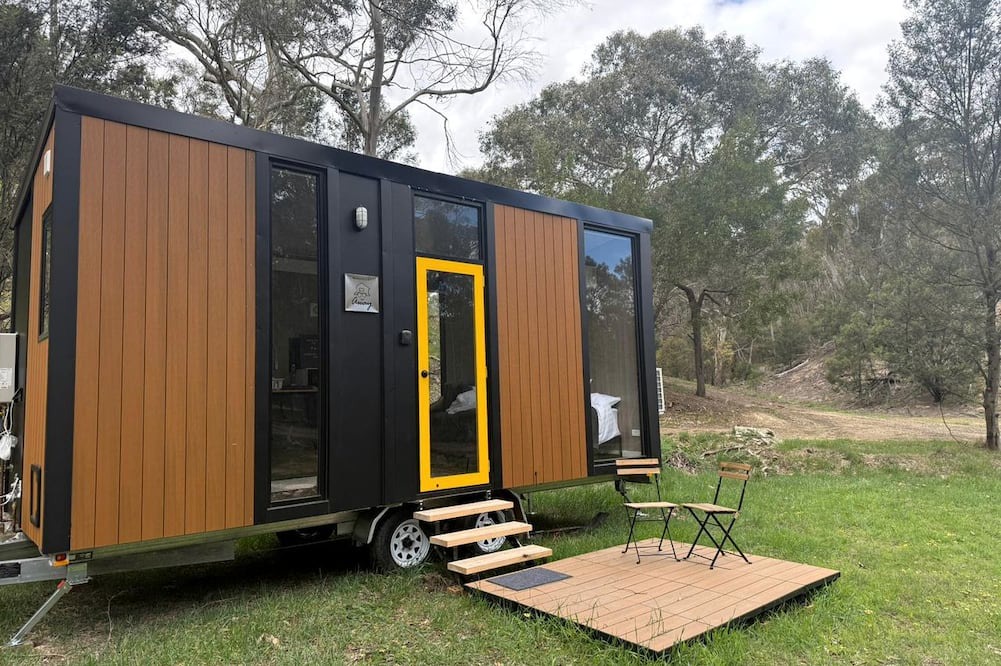 Steiglitz Cabin | Off-Grid Tiny House with Cozy Firepit Retreat in Steiglitz, Australia