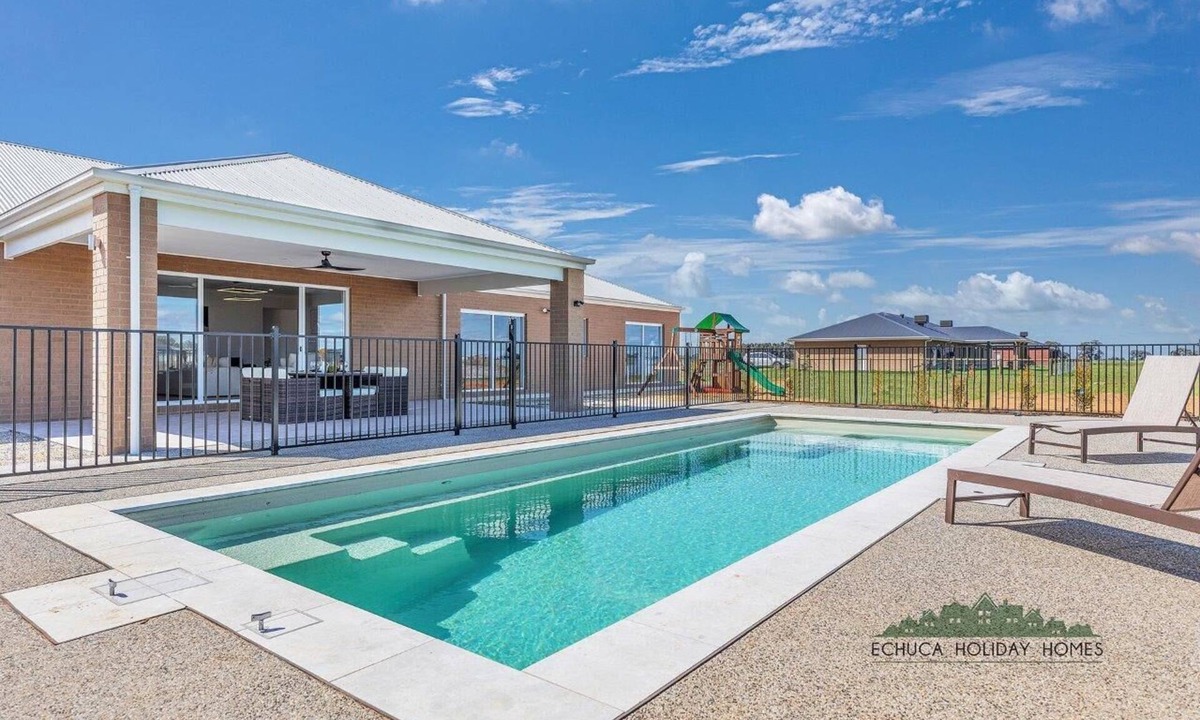 Echuca House | Riverside Meadows - Echuca Holiday Homes