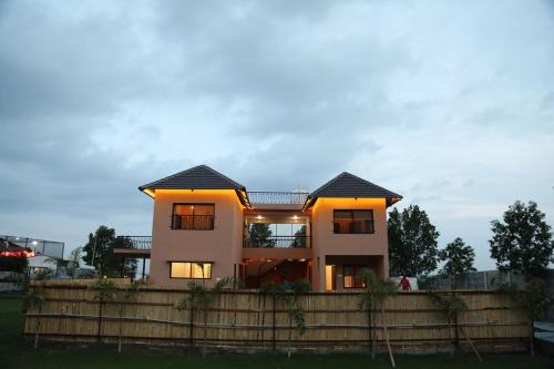 Daulatabad Villa | Sukoon Retreat by Ivory Stays,Luxury 3BHK Villa with Pool, Lawn and sunset view near Grishneshwar Temple