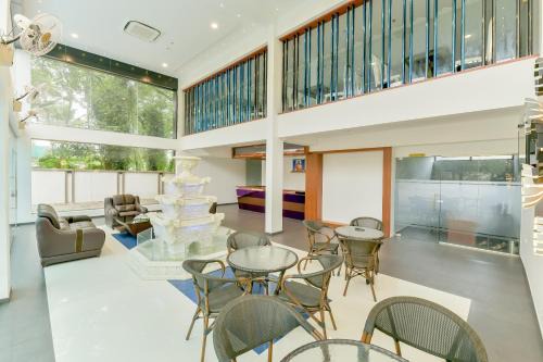 Angamali Hotel | Super Townhouse Edassery Blue Bells