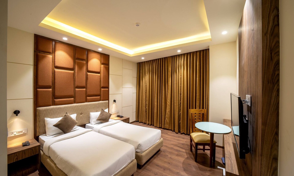 Rabale Hotel | The Monarch
