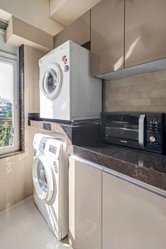 Khar House | Zen B - Stylish Private Room in Shared 3BHK