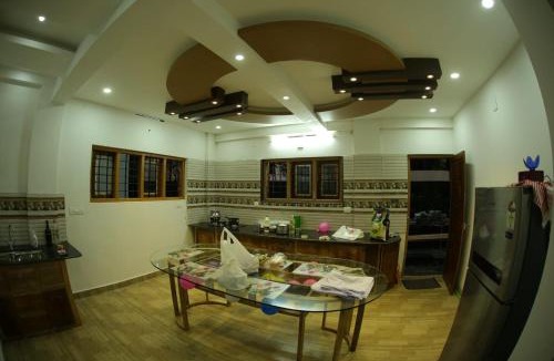 Thodupuzha Apartment | 4 Bed Flat - Sleeps 8 - Pets - Smoking - Parking
