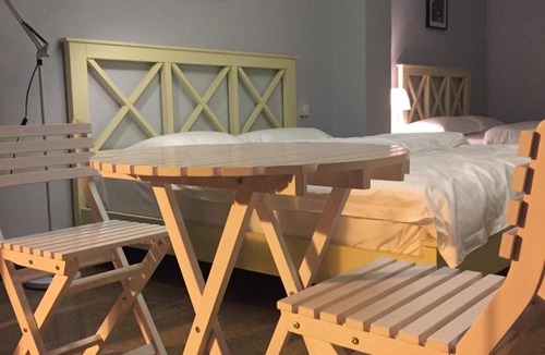 Luoping County Hostel | 97Rock bookstore Hostel