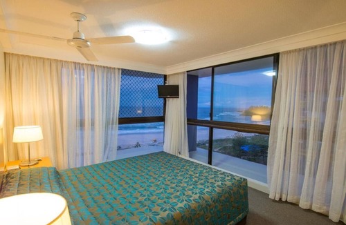 Coolangatta Resort | Absolute Beachfront Coolangatta Apart. sleep 6 avail. Dec. 26 -Jan. 9 2027