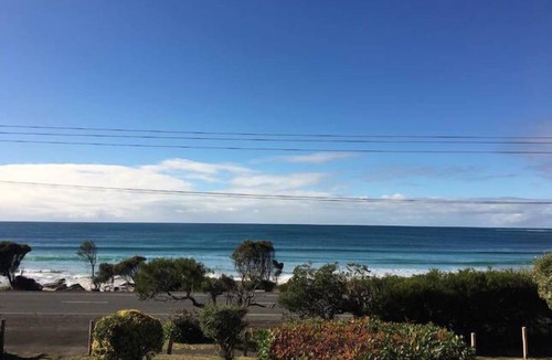 Lorne House | Absolute Beachfront - "Derimut Beach House"