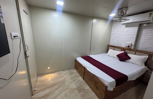 Mumbai Hotel | Adorable 1-bedroom hotel with AC in vibrant Mumbai