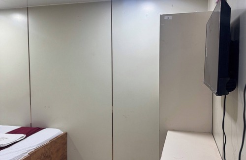 Mumbai Hotel | Adorable 1-bedroom hotel with AC in vibrant Mumbai