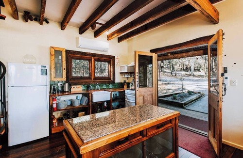 Budgee Budgee Cottage | Apple Tree Cottage An Idyllic Country Reset