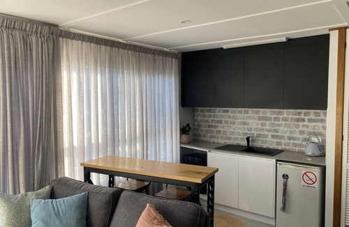 Kingston Beach Apartment | Beachfront accommodation located 20 meters to beach, local restaurants and bars.