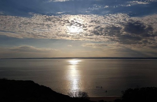 Ventnor House | Bella Views - Beach front stay