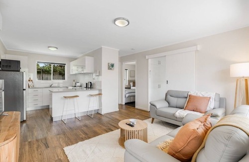 Centenary Heights Apartment | Charm in Leafy Centenary Heights!