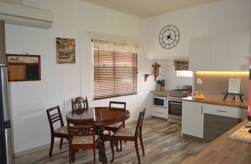 Stanthorpe House | Cherry Blossom Cottage- country Charm with Spa