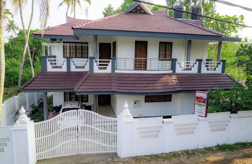 Mararikulam House | Comfortable Stay Near Marari 4 Bedroom Home with Kitchen