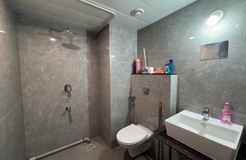 Pashan Apartment | Cozy 1-bedroom studio in lovely Pune with AC and fitness room