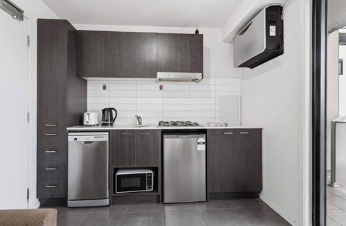 Box Hill Apartment | Cozy Studio w/Kitchen | Steps to Rail & Dining