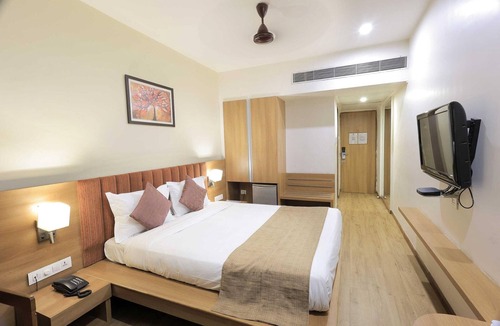 Sayajiganj Hotel | Deluxe room at Palette Hotel Surya Vadodara