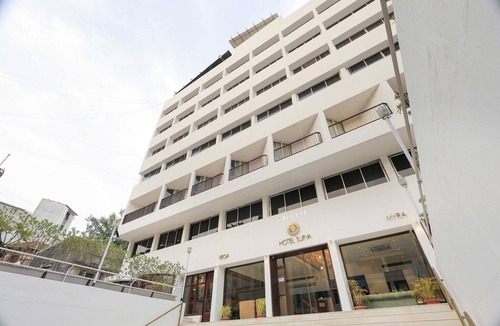 Sayajiganj House | Deluxe Twin Bed at Palette Hotel Surya Vadodara