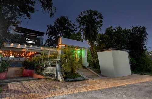 Paud House | DeluxeHotel Sarovar