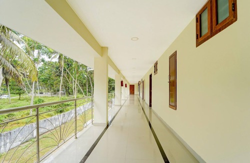 Thiruvananthapuram House | DeluxeTownhouse Oak Thiruvallam Lakeview