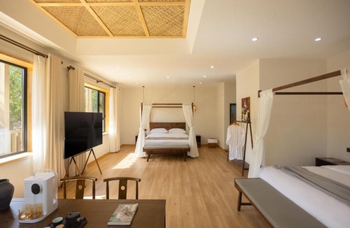 Mingsha Mountain and Crescent Spring Hotel | Dunhuang County Posthouse