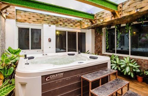 Kune N.m. House | ELIVAAS Signature Moonstone Meadows Suite By Alaya Stays With Shared Pool, Garden, Gazebo, & Jacuzzi
