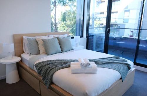 Balwyn Apartment | Executive Stay Quiet 2BR 2BA Study Tram at Door Secure Parking