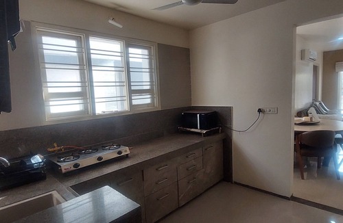 Dumas House | Family home near Airport & convention center, withFree Wi-Fi & aminities.