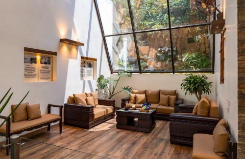 Alwaye Villa | Glass River Retreat by Alaya Stays 4-BHK Riverside Getaway with Private Pool, Lakeside Sit-Out & Lounge Area Near Aluva Railway & Metro Station