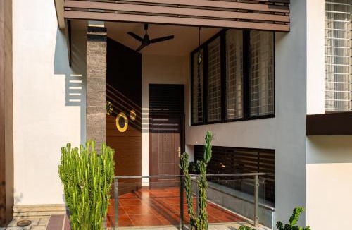 Alwaye Villa | Glass River Retreat by Alaya Stays 4-BHK Riverside Getaway with Private Pool, Lakeside Sit-Out & Lounge Area Near Aluva Railway & Metro Station