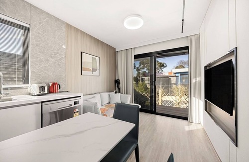 Mitcham Apartment | Inviting Modern Tiny Home 8 Min Walk to Station