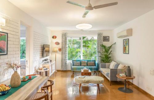 Reis Magos Apartment | La Mer by The Blue Kite - Pool, Kitchen, Pool Table, Wifi & Security, 10 mins to Candolim Beach & 5 mins to Casino