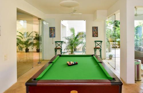 Reis Magos Apartment | La Mer by The Blue Kite - Pool, Kitchen, Pool Table, Wifi & Security, 10 mins to Candolim Beach & 5 mins to Casino