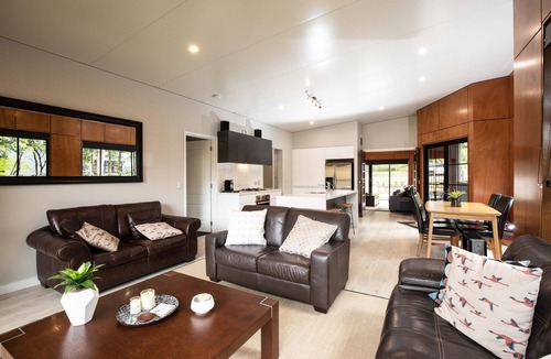 Springbrook House | Luxury Accomodation in Rainforest Retreat. Pet friendly house.