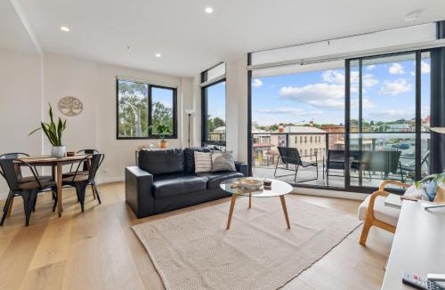 Travancore Apartment | Melbourne Cup Ready - Light Filled 2BR Apt with Balcony
