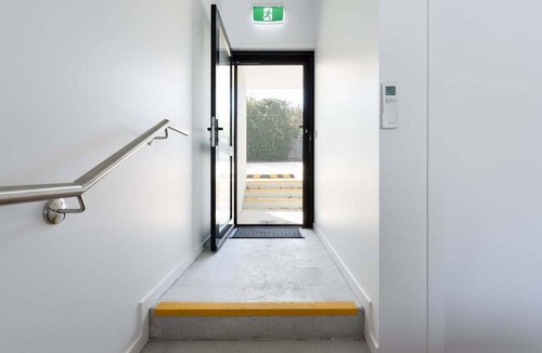 Hillcrest Apartment | Minimalist Studio Near Burnie | Clean & Cozy