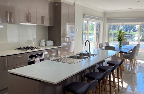 Mooroopna House | Modern waterfront luxury escape near Shepparton