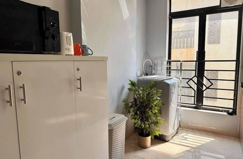 Pali Hill Apartment | Modern3BR Bandra Trendy Location