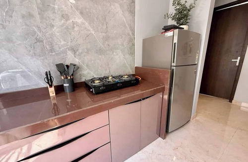 Pali Hill Apartment | Modern3BR Bandra Trendy Location