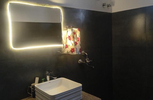 Gurugram Apartment | Moody Studio, Gurugram